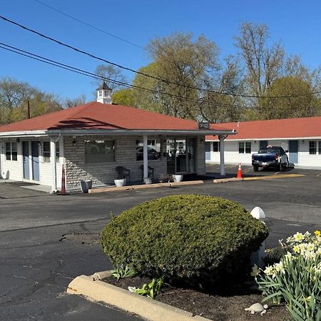 Chisholm'S Motor Inn Saugus Exterior photo