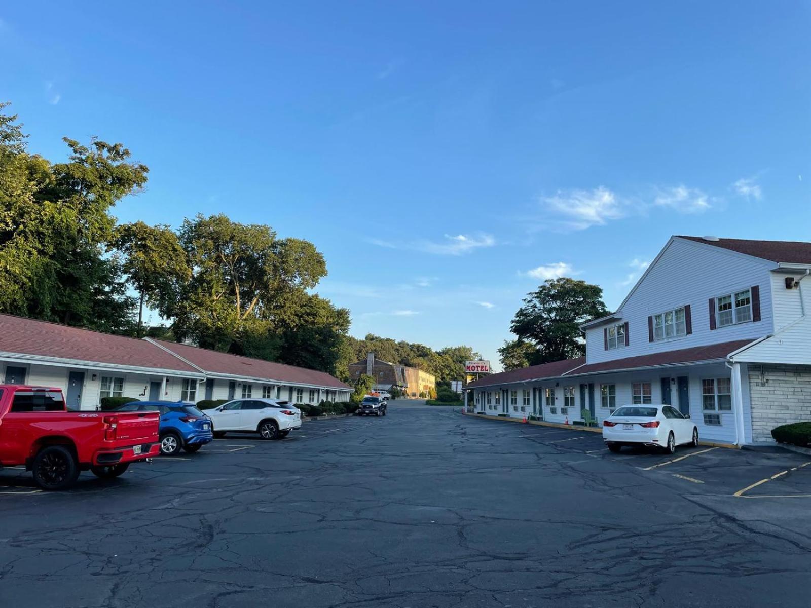 Chisholm'S Motor Inn Saugus Exterior photo