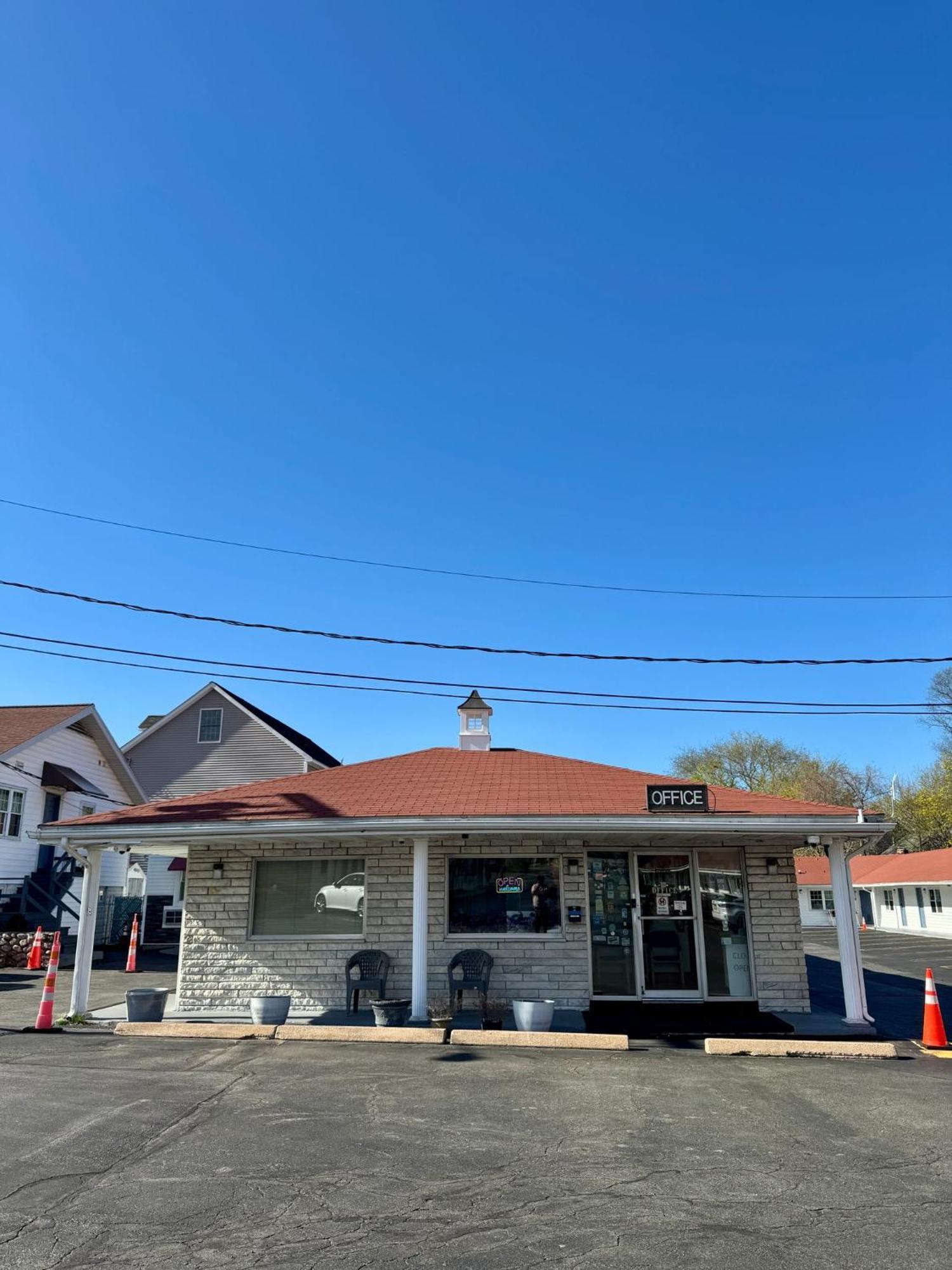 Chisholm'S Motor Inn Saugus Exterior photo