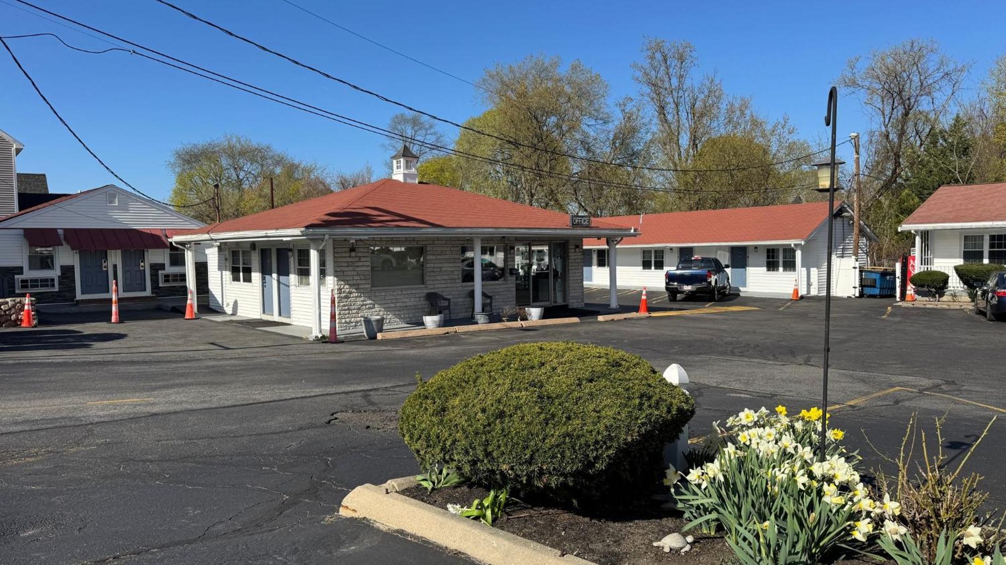 Chisholm'S Motor Inn Saugus Exterior photo