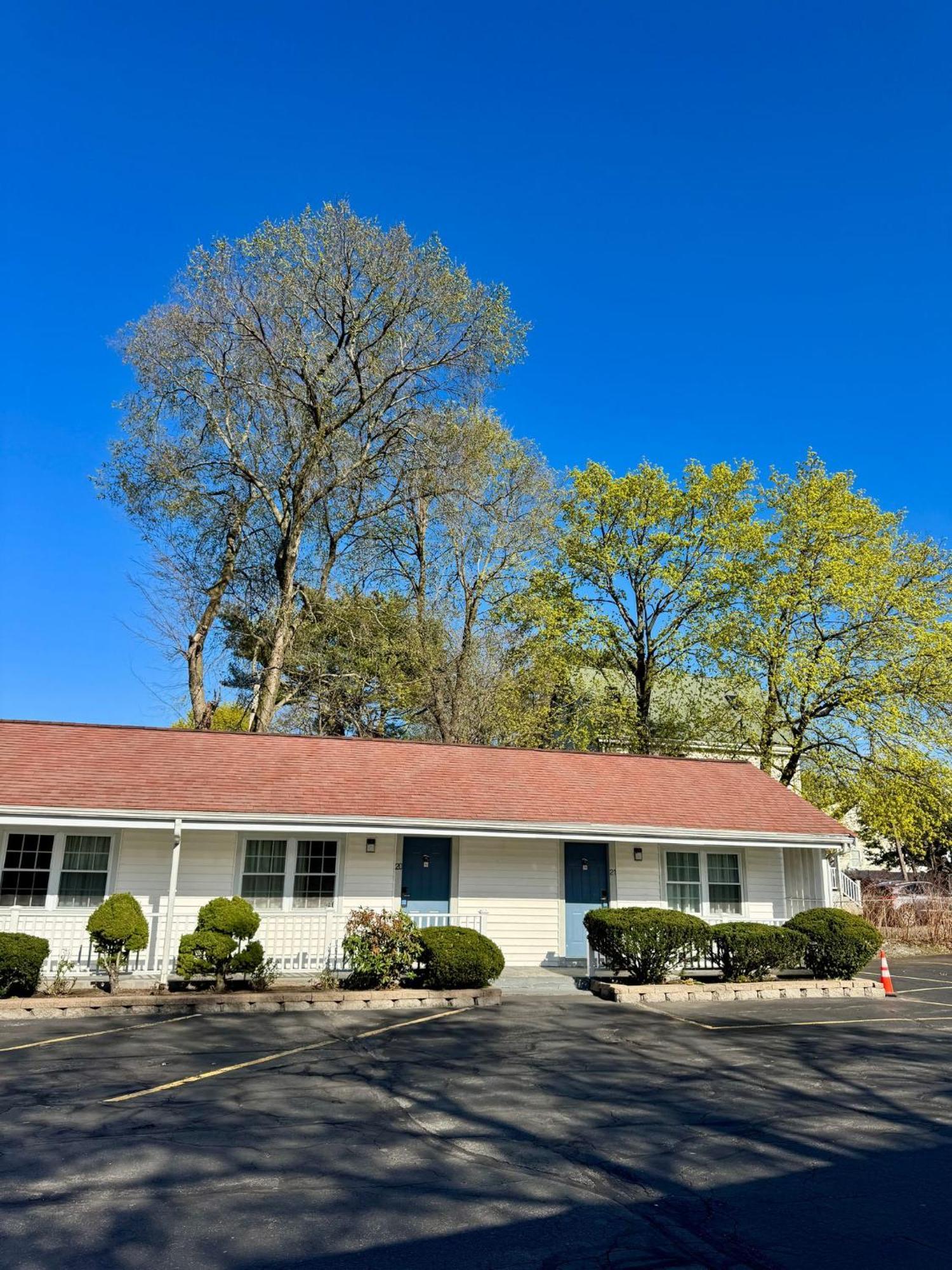 Chisholm'S Motor Inn Saugus Exterior photo